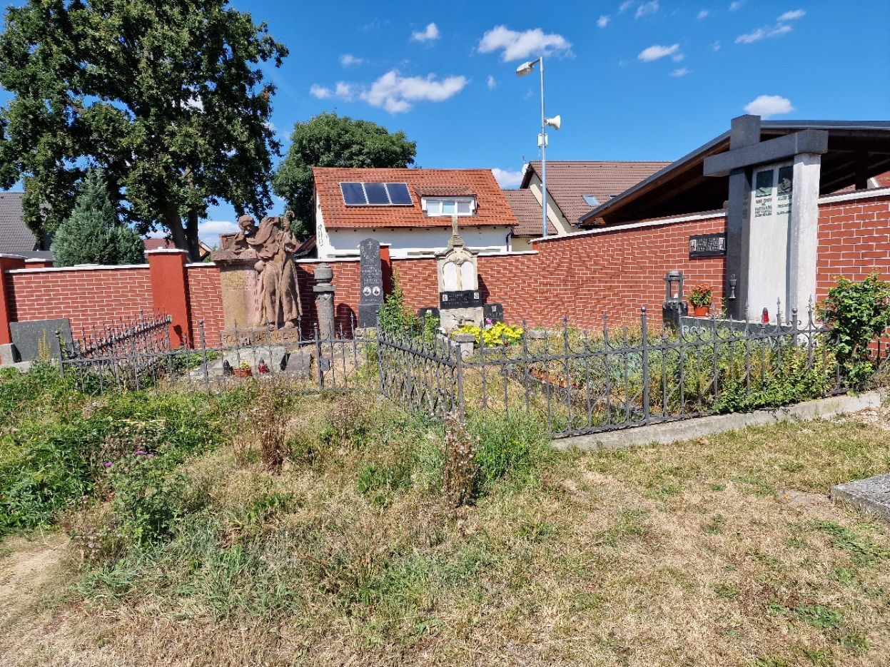 Kovaný plot v Kněžmostě – stav před nátěrem