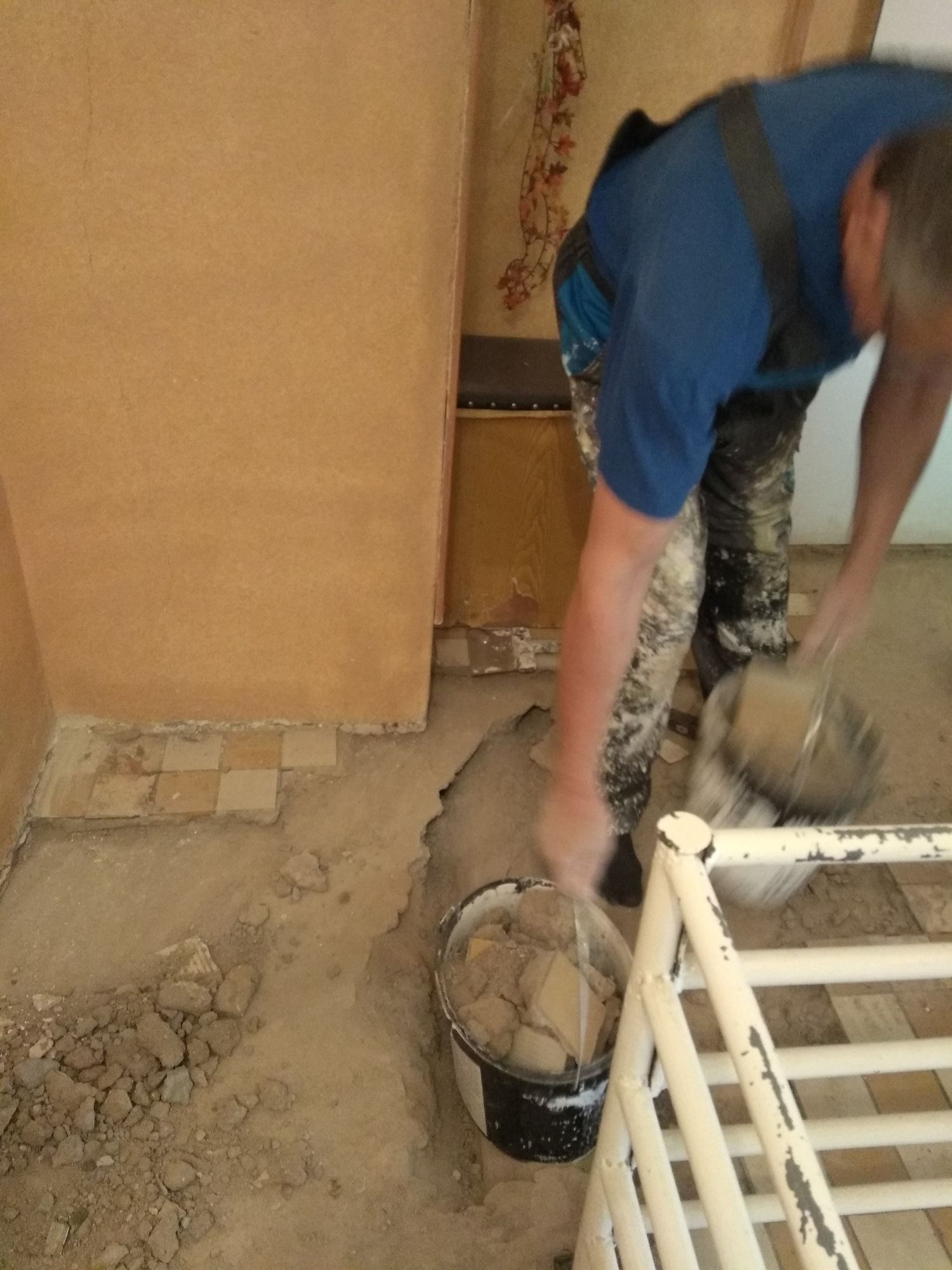 Chodba před rekonstrukcí – poškozené stěny